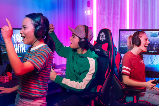 Wired gaming headphones